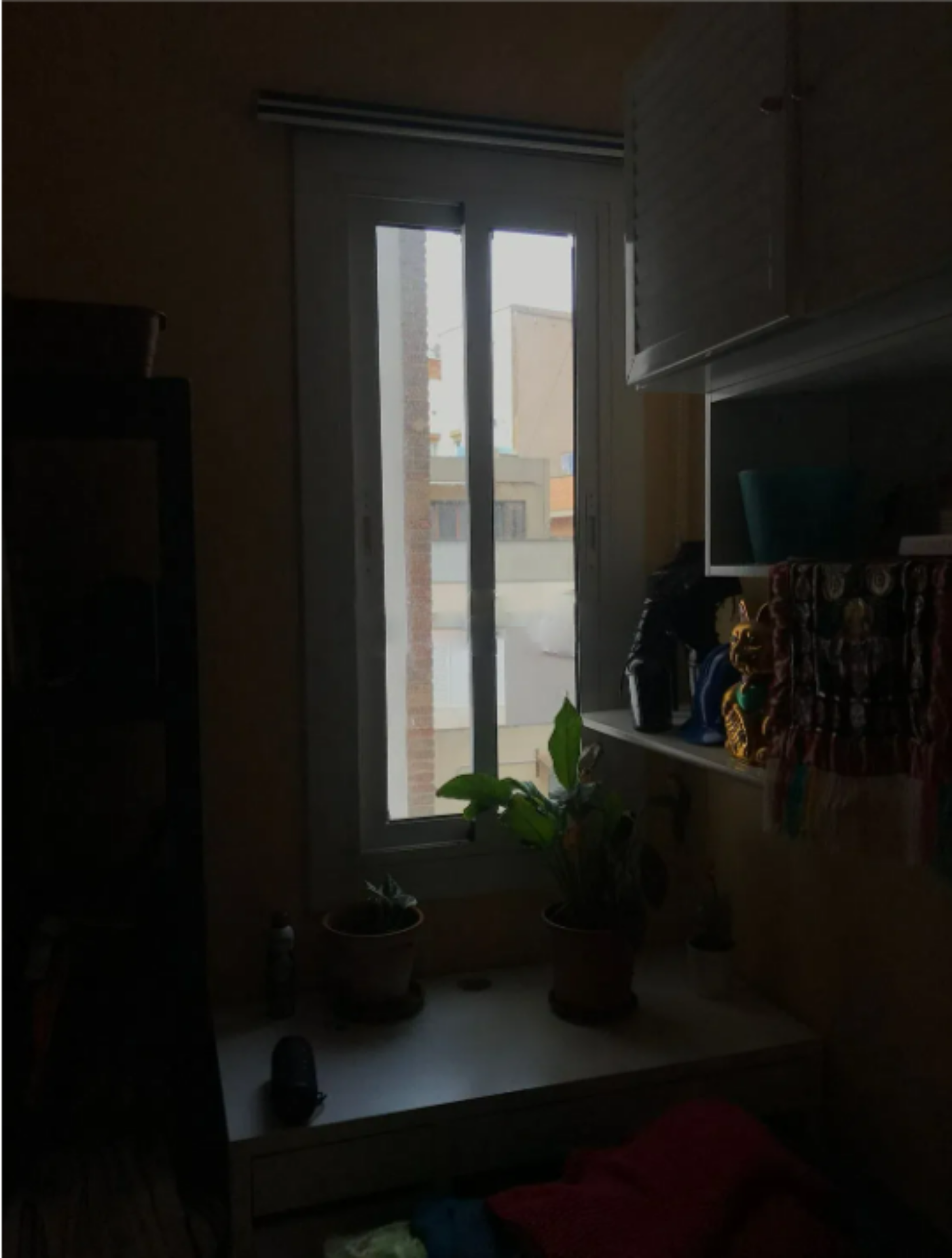 Habitación con mejor iluminación y colores más vivos - Antes